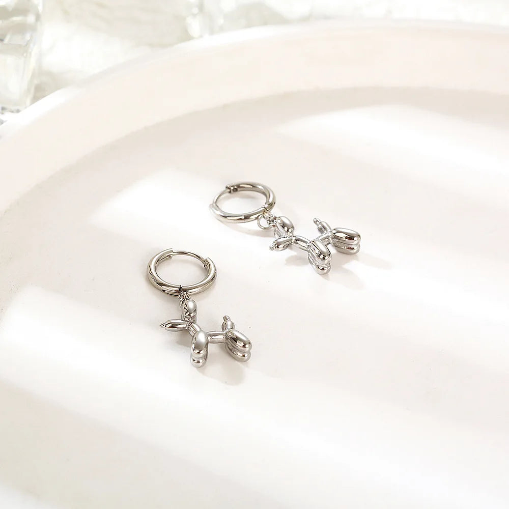 Goldene Huggie Ohrringe mit Mini Ballonhund Anhänger