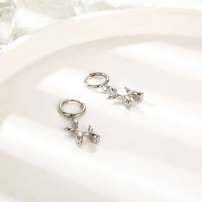 Goldene Huggie Ohrringe mit Mini Ballonhund Anhänger