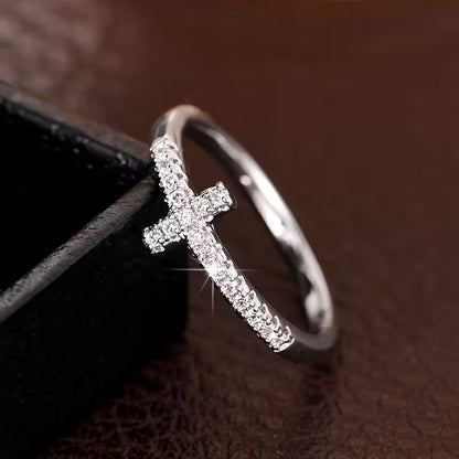Minimalistischer Kreuz-Ring aus Zirkonia
