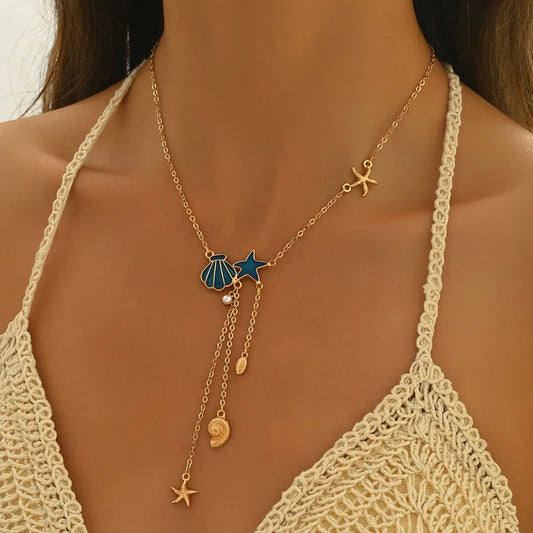 Elegante goldene Halskette mit Stern und blauer Muschel