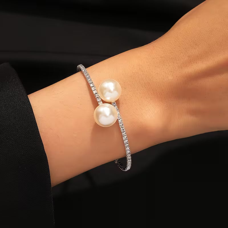 Elegantes Armband mit Perlen und Zirkonia