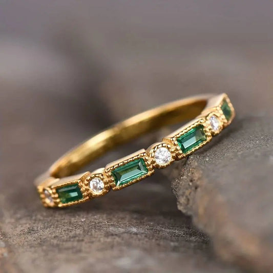 Vintage Ring aus Gold mit grünem Zirkonia