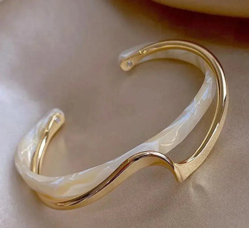 Elegantes goldenes Armband mit weißem Opal